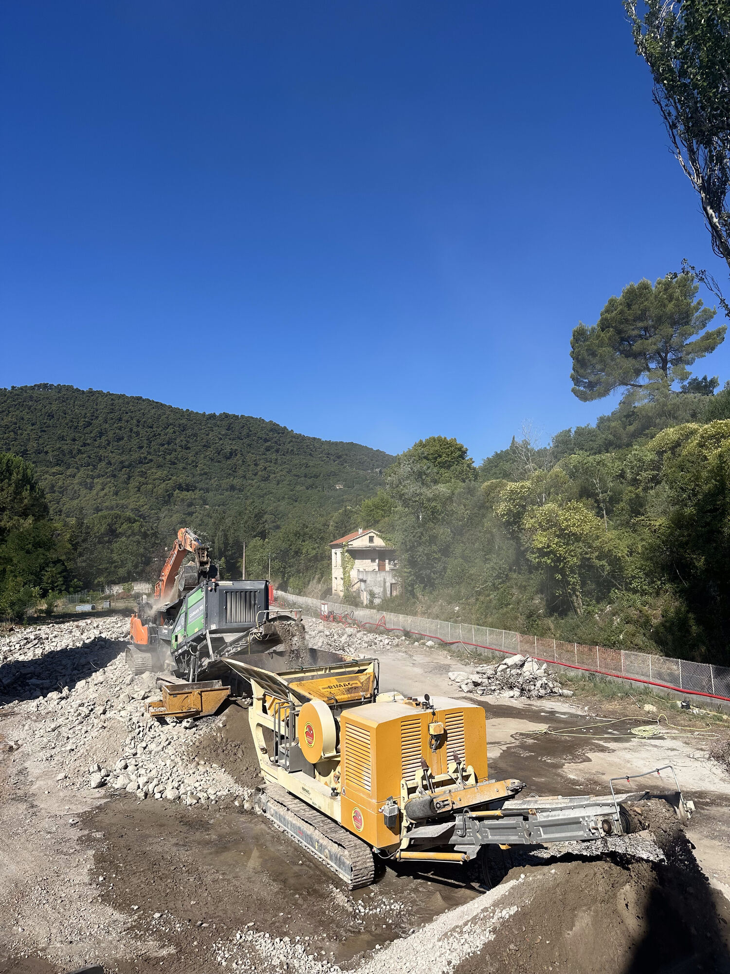 Engins sur le site de recyclage des matériaux